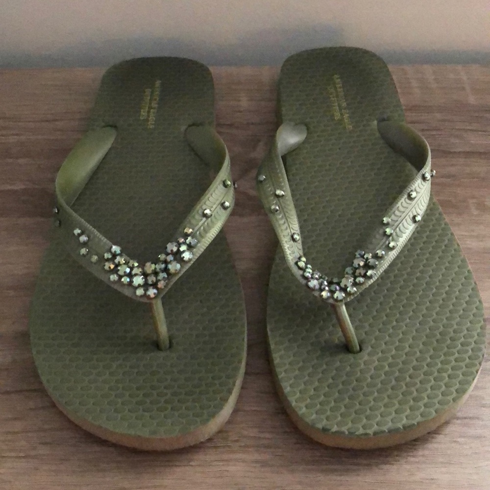 American Eagle flip flops